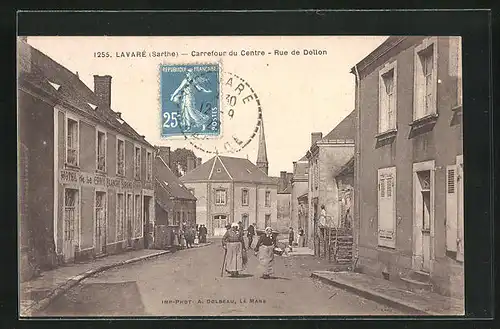 AK Lavaré, Carrefour du Centre - Rue de Dollon, Hotel de la Croix Blanche