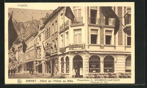 AK Dinant, Hôtel de l`Hôtel de Ville, im Hintergrund Zitadelle