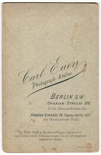 Fotografie Carl Euen, Berlin-SW, Portrait sitzendes Kleinkind im weissen Hemd mit nackigen Füssen