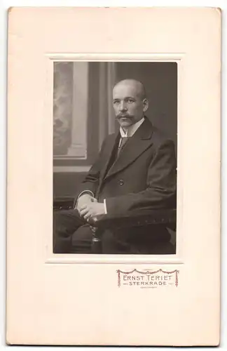 Fotografie Ernst Teriet, Sterkrade, Portrait sitzender Herr in eleganter Kleidung mit Schnauzbart