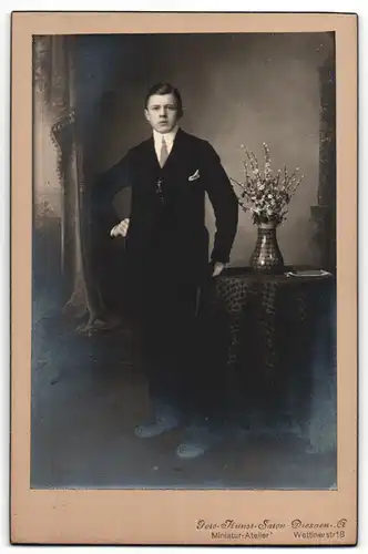 Fotografie Foto-Kunst-Salon, Dresden-A, Portrait junger Mann im Anzug mit Krawatte