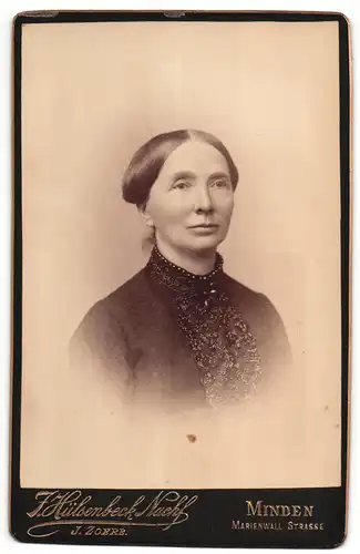 Fotografie J. Hülsenbeck Nachf., Minden, Portrait elegant gekleidete Dame mit Kragenbrosche