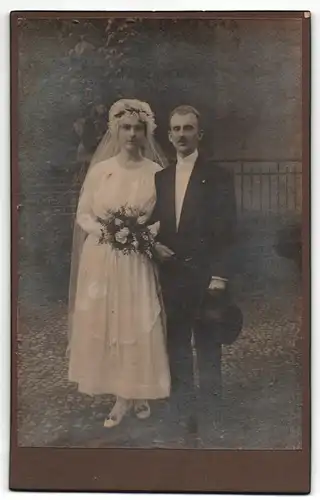 Fotografie Wilhelm Schulz, Berlin-Lichterfelde, Portrait bürgerliches Paar in Hochzeitskleidung mit Schleier und Blumen
