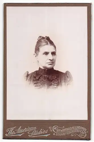 Fotografie The American Studios, Liverpool, Portrait ältere Dame mit Hochsteckfrisur und Kragenbrosche