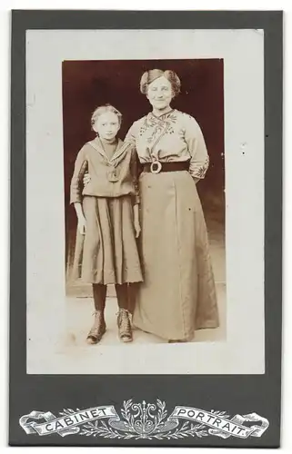 Fotografie Cabinet Portrait, unbekannter Ort, Portrait bürgerliche Dame und Mädchen im Matrosenkleid