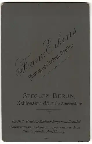 Fotografie Franz Erkens, Berlin-Steglitz, Portrait bürgerliches Paar mit einer kleinen Tochter am Tisch