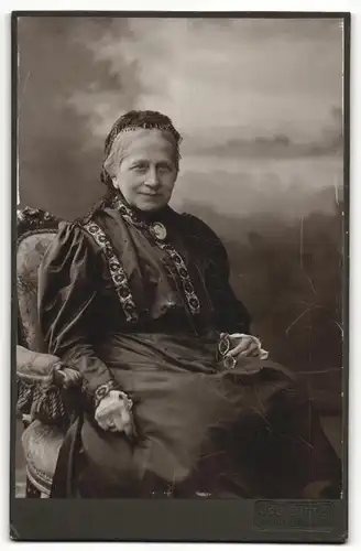 Fotografie Jos. Dietz, Görlitz, Portrait ältere Dame im hübschen Kleid mit Haube