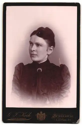 Fotografie G. J. Koch, Schleswig, Portrait junge Dame im eleganten Kleid mit Kragenbrosche