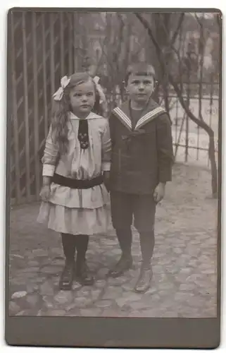 Fotografie unbekannter Fotograf und Ort, Portrait Kinderpaar in hübscher Kleidung