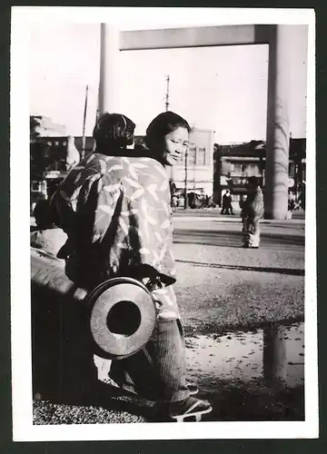 Fotografie Ansicht Tokio, Vor dem grossen Torii des Yaskunischreins, Das neue Asien