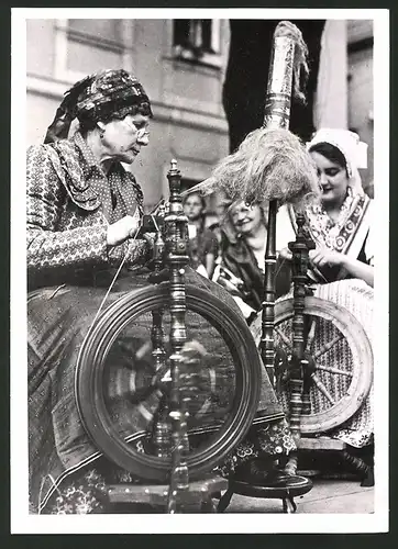 Fotografie Schlesische Bäuerinnen in Tracht am Spinnrad