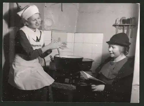 Fotografie Hausfrau am Herd, Köchin