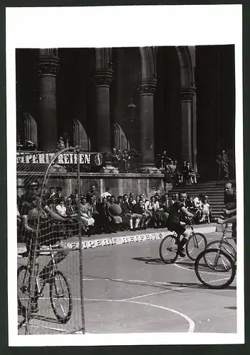 Fotografie Ansicht Wien, Radball auf öffentlichem Platz