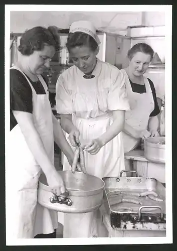 Fotografie Zubereitung von Wurst in Grossküche