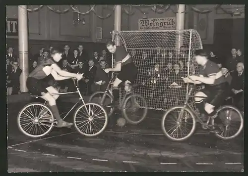 Fotografie Radball, Torraumszene beim Radballspiel