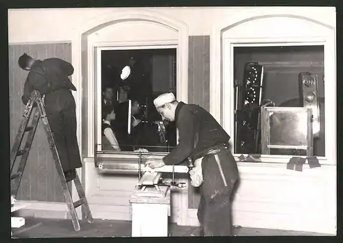 Fotografie Ansicht Wien, Hochbetrieb in Atelier am Rosenhügel, Kulissenbauer