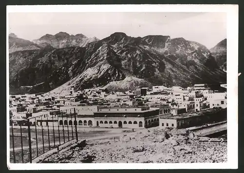 Fotografie Ansicht Aden, Totale mit Hafenanlagen