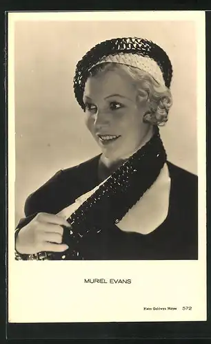 AK Schauspielerin Muriel Evans mit Schal und Mütze