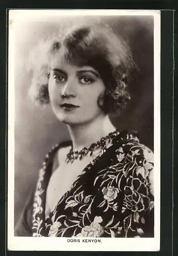AK Schauspielerin Doris Kenyon mit Halskette in bedruckter Bluse