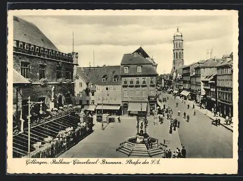 AK Göttingen, Strasse der SA mit Geschäften, Rathaus und Gänseliesel-Brunnen