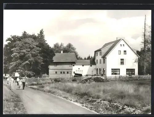 AK Friedrichroda /Thür. Wald, Ferienheim und Gaststätte Tanzbuche mit Strassenpartie
