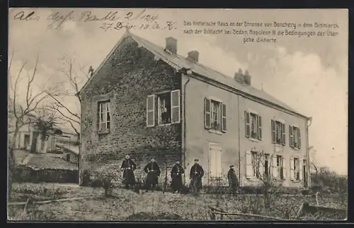 AK Donchery, la maison historique où Bismarck et Napoléon III ont signé un traité, des soldats dans le jardin