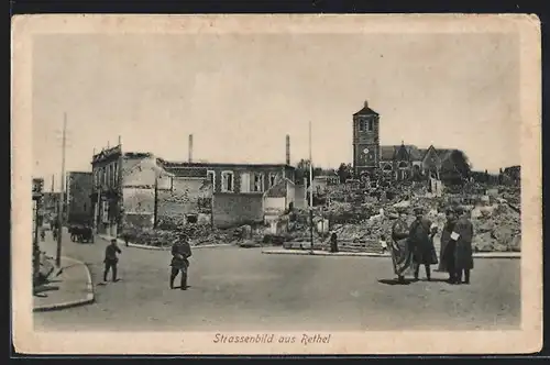 AK Rethel, Strassenpartie mit Soldaten und Kirche