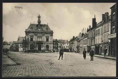 AK Attigny, Ortspartie mit posierenden Soldaten