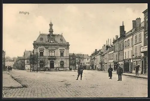 AK Attigny, Hauptplatz mit Geschäften