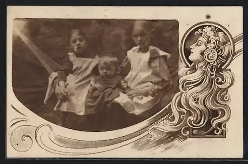 Foto-AK Zwei Mädchen in Kleidern mit Kleinkind, Frau mit Kopfschmuck, Jugendstil, Passepartout