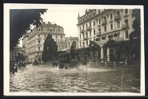 AK Luzern, Hochwasser am 16. Juni 1910, Kutschen fahren durch überflutete Strassen