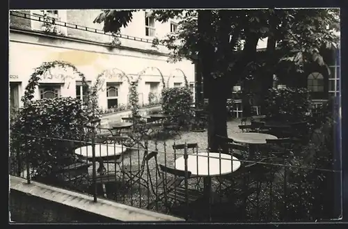 Foto-AK Augsburg, Cafe-Restaurant Fronhof I. Neureuth, Am Domplatz, Gartenansicht