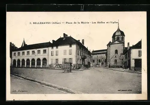 AK Bellenaves, Place de la Mairie, Les Halles et l`Eglise