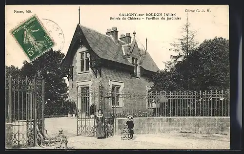 AK Saligny-sur-Boudon, Entrée du Château, Pavillon du jardinier