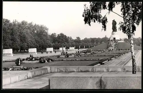 Fotografie unbekannter Fotograf, Ansicht Berlin-Treptow, Sowjetisches Ehrenmal