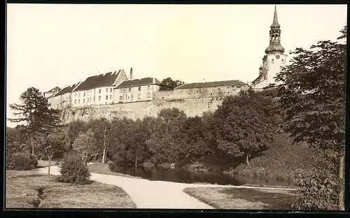 Fotografie unbekannter Fotograf, Ansicht Tallinn - Reval, Park vor der Stadtmauer