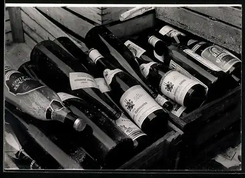 Fotografie Leergut, verschiedene leere Wein - und Sektflaschen in Holzkisten