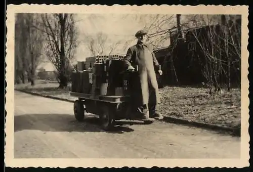 Fotografie Autofot, Berlin, Arbeiter transportiert Metallprofile mit einem Elektro-Karren der Maschinenfabrik Esslingen