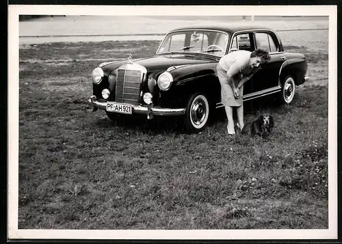 Fotografie Auto Mercedes Benz, Dame mit Dackel neben Limousine mit Kennzeichen Pforzheim am Messedamm in Berlin