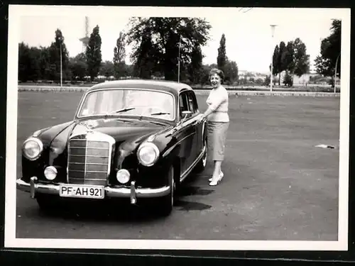 Fotografie unbekannter Fotograf, Ansicht Berlin, Auto Mercedes Benz auf dem Parkplatz vor der Deutschlandhalle Messedamm