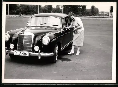 Fotografie unbekannter Fotograf, Ansicht Berlin, Auto Mercedes Benz auf Parkplatz Messedamm vor der Deutschlandhalle