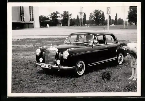 Fotografie unbekannter Fotograf, Ansicht Berlin, Auto Mercedes Benz am Messedamm vor der Deutschlandhalle