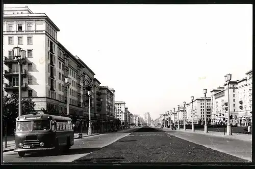 Fotografie unbekannter Fotograf, Ansicht Berlin, Bus - Linienbus in der Stalinallee