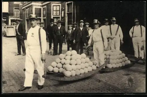 Fotografie P. Delemarre, Alkmaar, Ansicht Alkmaar, Männer transportieren Kohlköpfe mit Holzschlitten