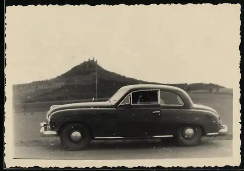 Fotografie Auto Borgward, schwarzes Coupe am Strassenrand