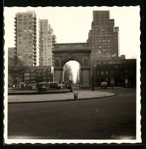 Fotografie unbekannter Fotograf, Ansicht New York City, Washington Square Arch 5th Avenue, Greenwich Village