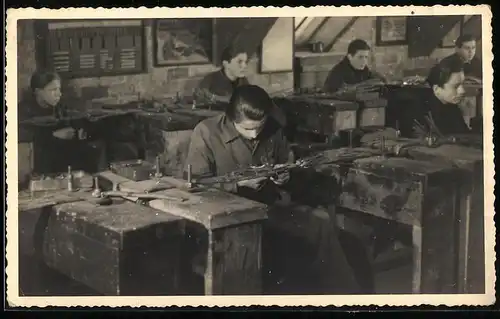 Fotografie Auszubildende Handwerker bei der Fertigung von Reisigbesen