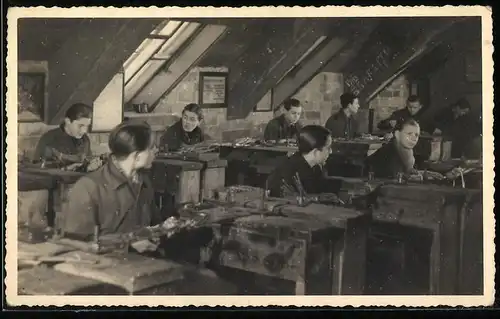 Fotografie Handwerker-Azubis bei der Herstellung von Reisigbesen