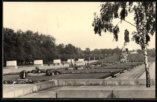 Fotografie unbekannter Fotograf, Ansicht Berlin-Treptow, Sowjetisches Ehrenmal