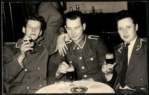 Fotografie DDR-Luftwaffe, Uffz. Kameraden in Uniform beim Saufgelage